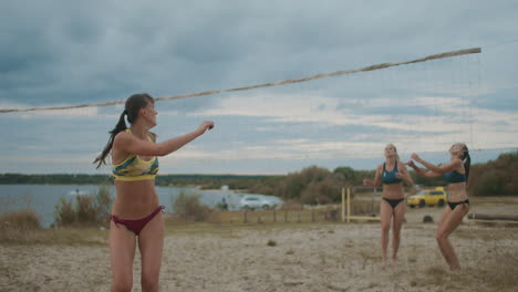 Beachvolleyball-Im-Sommerurlaub-Zeitlupenaufnahme-Schlanker-Sportlerinnen,-Die-Einen-Gesunden-Lebensstil-Und-Sportliche-Aktivitäten-Ausüben
