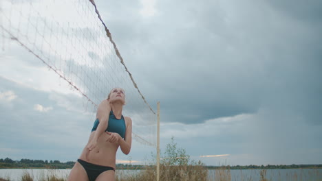 Beachvolleyballspiel-Zweier-Frauenmannschaften-Am-Sommertag.-Zeitlupenaufnahme-Sportlerinnen-Springen-Und-Spielen-Mit-Dem-Ball