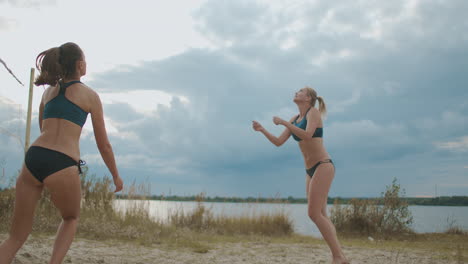 Beachvolleyballspielerinnen-Spielen-Am-Sommertag-Ball-Und-Angriffsspiel-Zweier-Frauenmannschaften