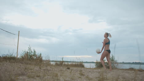 Junge-Sportliche-Frau-Serviert-Ball-Auf-Dem-Volleyballplatz-Am-Strand.-Sommersporttraining-Und-Training-Einer-Sportlerin