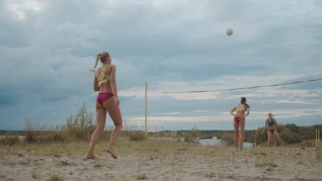 Junge-Frauen-Spielen-Volleyball-Am-Sandstrand-Beim-Sommerolympiade-Sporttraining-Und-Bereiten-Sich-Auf-Die-Meisterschaft-Vor