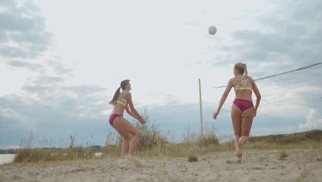 Partido-De-Voleibol-De-Playa-Femenino-En-El-Día-De-Verano.-Las-Deportistas-Juegan-Y-Se-Divierten-Durante-El-Entrenamiento-Preparándose-Para-El-Campeonato.