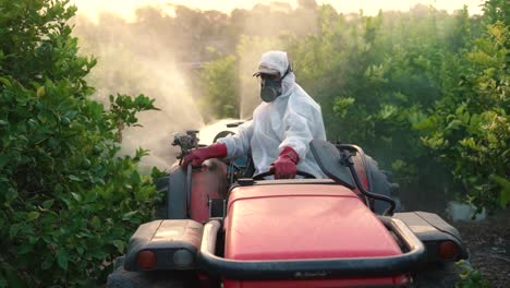Granjero-Anónimo-Rociando-Pesticidas-En-Limoneros-Mientras-Viajaba-En-Un-Tractor