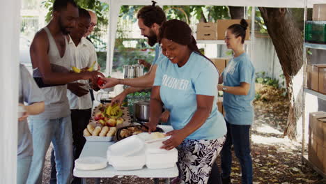Multiethnische-Freiwillige-In-Einer-Lebensmittelbank