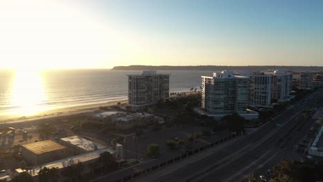 Noch-Ein-4K-Luftvideo-Mit-Blick-Auf-Die-Eigentumswohnungen-An-Den-Coronado-Shores-Während-Des-Sonnenuntergangs-Im-Sommer-2023-Mit-Wunderschönem-Goldenen-Und-Blauen-Himmel