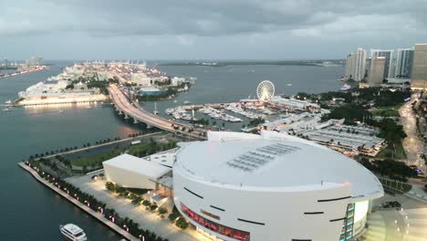 Vista-Aérea-Del-Centro-De-Miami-Mirando-South-Beach-Con-Kasey-Arena-Y-Un-Moderno-Edificio-Pintoresco-Iluminado-Por-La-Noche