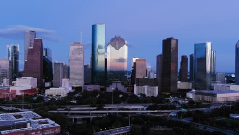 Die-Skyline-Von-Houston-In-Der-Abenddämmerung