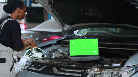 Mockup-laptop-on-car-in-garage
