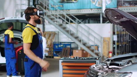 Car-repairman-using-virtual-reality