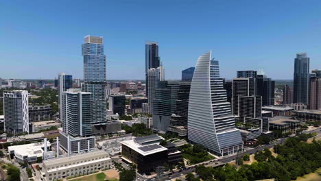 Aerial-view-approaching-the-skyline-of-downtown-Austin,-sunny-day-in-Texas,-USA