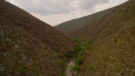 Luftvideo,-Das-Die-Trockenen-Landschaften-Von-Puebla,-Mexiko,-Zeigt