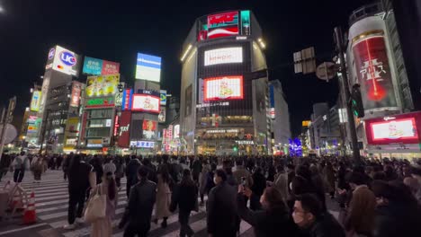 Multitudes-De-Peatones-Cruzando-La-Intersección-De-Carreteras-De-Shibuya,-Tokio,-Japón