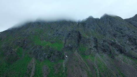 Neblige-Felsige-Berge-Im-Gryllefjord,-Insel-Senja-In-Norwegen