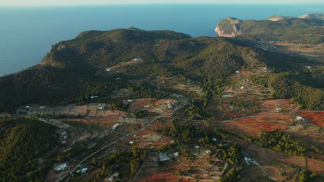 Vista-Aérea-De-La-Reserva-Natural-De-Es-Broll-De-Buscastell-En-La-Costa-De-Santa-Inés-En-Las-Islas-Baleares,-España