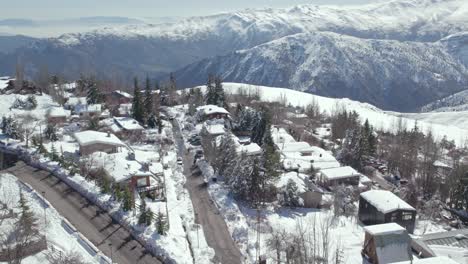 Überflug-über-Das-Schneebedeckte-Bergdorf-Farellones-Mit-Bergen-Im-Hintergrund-An-Einem-Sonnigen-Tag-In-Chile