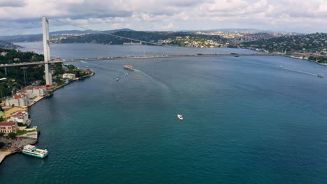 Welten-Verbinden:-Istanbuls-Brücken-Erstrahlen-In-Atemberaubenden-Drohnenaufnahmen,-Boote-Bringen-Leben-In-Den-Glitzernden-Bosporus