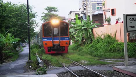 Tren-De-Pasajeros-Tailandés-En-Bangkok,-Tailandia,-Operado-Por-El-Ferrocarril-Estatal-De-Tailandia.