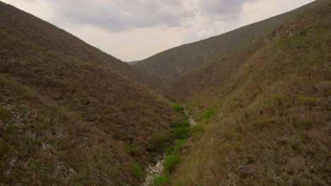 Drone-footage-of-the-arid-mountains-of-central-México,-in-huehuetlán-Puebla