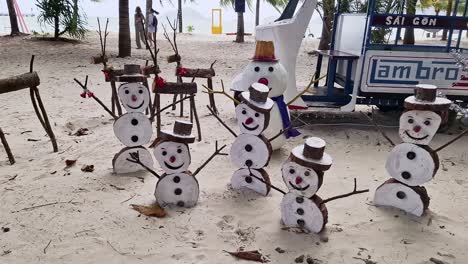 Christmas-snowmen-standing-on-the-beach-under-palm-trees-during-summer-in-Vietnam