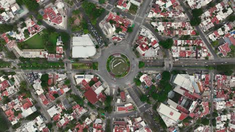 Drohnenvideo-Des-Denkmals-„La-Minerva“-Und-Des-Kreisverkehrs-Mit-Seiner-Umgebung