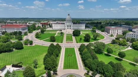 Wide-shot-of-Minnesota-state-capitol-building-and-grounds