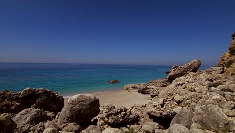 Sereno-Panorama-Mediterráneo:-Impresionante-Mar-Azul,-Costa-Rocosa-Y-Horizonte-Infinito-En-Un-Tranquilo-Paisaje-Costero
