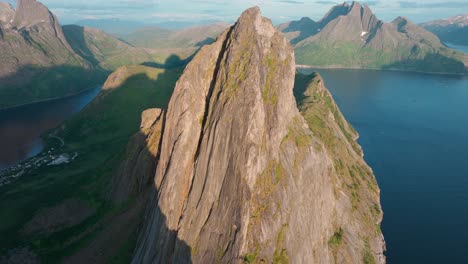 Segla-Gipfel-Mit-Blick-Auf-Fjordgard-Auf-Der-Insel-Senja,-Norwegen