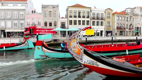 Aveiro-Canal:-Vibrant-Moliceiro-Boats-in-Picturesque-Portuguese-Waterway