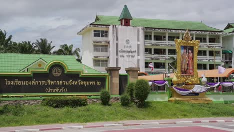 Lokale-Thai-Schule-Mit-Grünen-Akzenten-In-Einer-üppigen-Tropischen-Umgebung