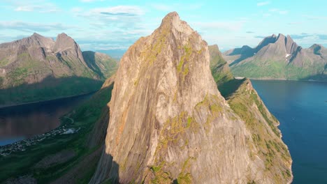 Montaña-Segla-Desde-Hesten-Senderismo-Ttrail-En-La-Isla-Senja-En-Noruega