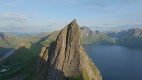Vista-Del-Pico-De-La-Montaña-Segla-Desde-Hesten-En-La-Isla-Senja,-Noruega