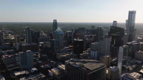 Luftaufnahme-Mit-Blick-Auf-Die-Skyline-Der-Innenstadt-Von-Austin,-Sonniger-Tag-In-Texas,-USA