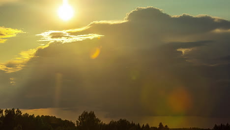 Sonnenuntergang-Zeitraffer-Wolkenlandschaft-über-Der-Silhouette-Des-Waldes