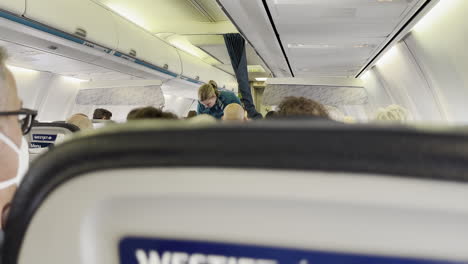 Passagiersicht-Eines-Westjet-Flugbegleiters,-Der-Passagiere-Am-13.07.2023-Am-Flughafen-Lax-über-Sicherheitsgurtverfahren-Im-Westjet-Flugzeug-Unterrichtet