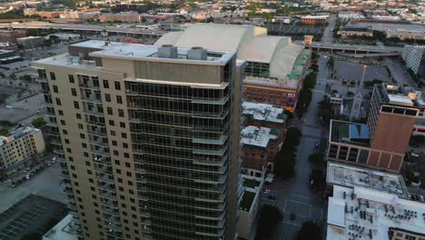 Drone-shot-circling-the-Catalyst´s-apartment-in-Houston,-golden-hour-in-Texas,-USA