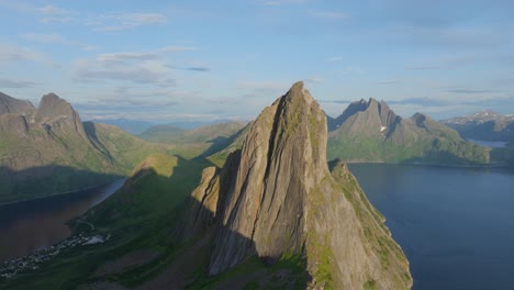 Vista-Panorámica-De-La-Montaña-Segla-En-La-Isla-Senja-En-Noruega