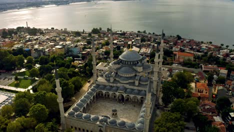 As-the-sun-dips-below-the-horizon,-the-Blue-Mosque-in-Istanbul-becomes-a-beacon-of-serenity