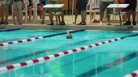 Athlet-Schwimmt-Im-Rückenschwimmen-Während-Eines-Wettkampftreffens-In-Siloam-Springs,-Arkansas,-USA