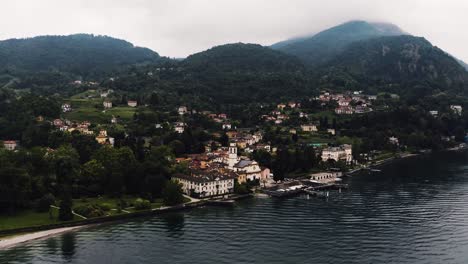 Luftaufnahme-Der-Küste-Von-Bellagio-Mit-Italienischen-Bauwerken,-Die-Den-Abgelegenen-See-Säumen