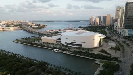 Luftaufnahme-Der-Innenstadt-Von-Miami-Mit-Blick-Auf-South-Beach-Mit-Kasey-Arena-Und-Modernem-Malerischen-Gebäude-Und-Befahrener-Autostraße