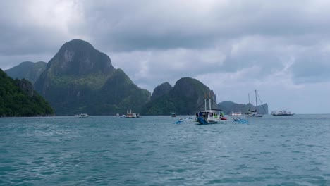 Atemberaubender-Blick-Auf-Tropische-Inseln-Und-Das-Meer-Mit-Ausleger-Tourbooten-Während-Der-Inselhüpftour-In-El-Nido,-Palawan-Auf-Den-Philippinen,-Südostasien