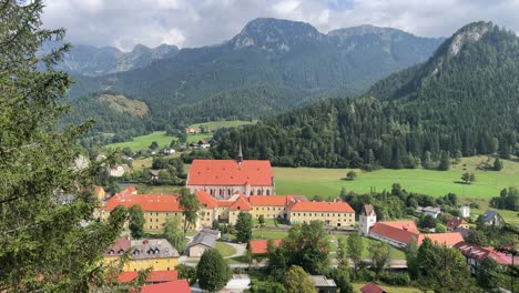 Blick-Vom-Gipfel-Des-Umliegenden-Dorfes-Semmering-In-Österreich-4k