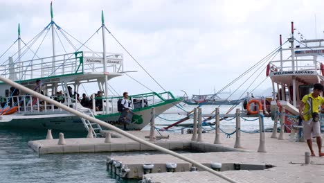 Inselhüpfende-Ausflugsboote-Bereiten-Sich-Auf-Die-Reise-In-Das-Beliebte-Touristenziel-El-Nido,-Palawan-Auf-Den-Philippinen,-Südostasien-Vor