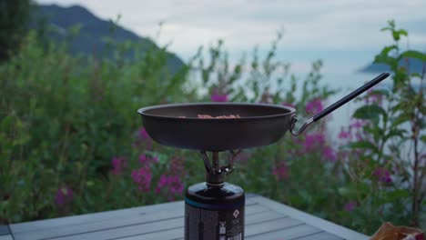 Kochen-Einer-Rucksackmahlzeit-Mit-Einem-Tragbaren-Gasherd-In-Norwegen