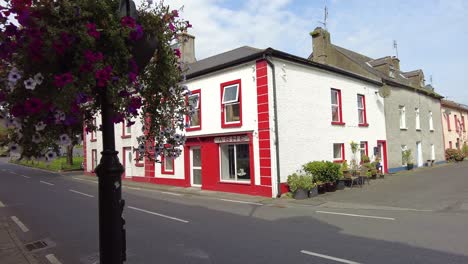 Kilkenny-Inistioge-Irland-Buntes-Geschäft-Und-Seitenstraße-Im-Dorf-An-Einem-Warmen-Sommertag