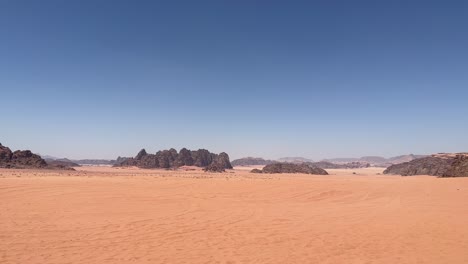 Roter-Wüstensand-Von-Wadi-Rum-In-Jordanien-4k-Stabile-Aufnahme