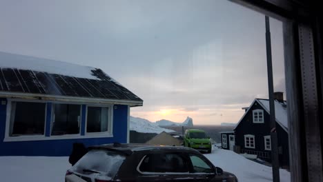 Lapso-De-Tiempo-Al-Anochecer-De-Pequeñas-Casas-En-Groenlandia-Con-Autos-Y-Personas-En-Movimiento