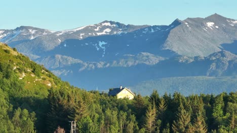 Casa-Con-Vistas-A-La-Montaña-En-El-Pueblo-Noruego-De-Bovaer-En-La-Isla-De-Senja,-Noruega