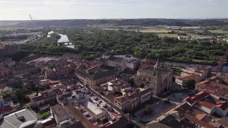 Luftaufnahme-über-Talavera-De-La-Reina-Und-Plaza-Del-Panil,-Spanien