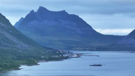 Espectacular-Amanecer-En-El-Pueblo-Pesquero-De-Gryllefjord-En-La-Isla-Senja-En-Noruega